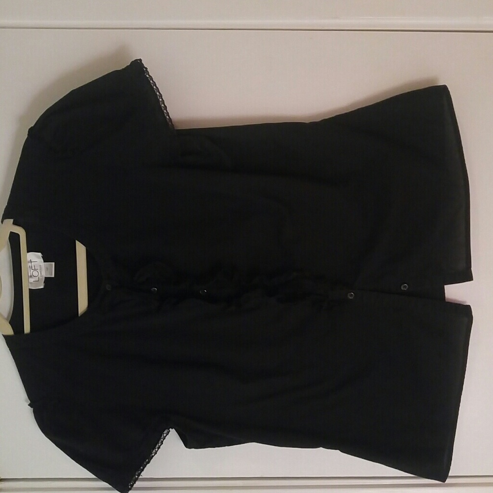 Black Ann Taylor LOFT short sleeve ruffle front to